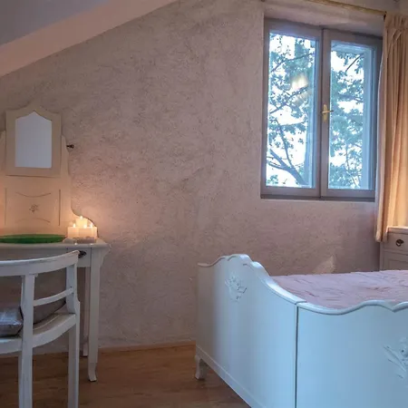 Villa Stunning 4 Bedrooms Zlatni Rat Stunning Location 5m From The Sea 150m From Centre Brac